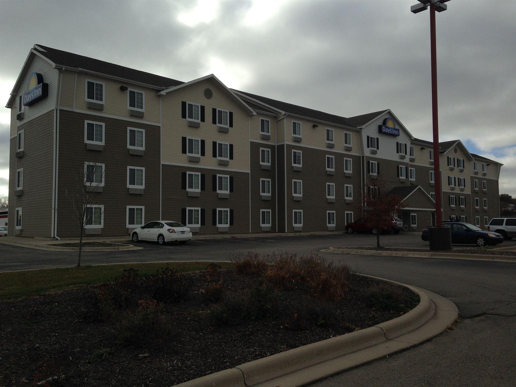 Days Inn & Suites By Wyndham Rochester South Екстериор снимка
