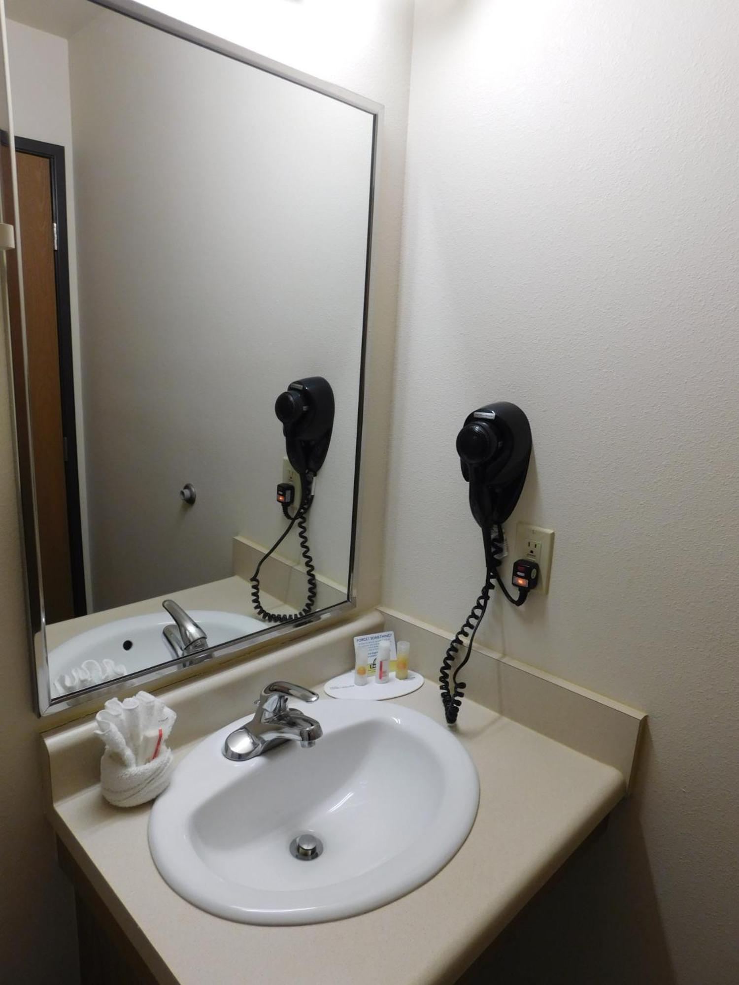 Days Inn & Suites By Wyndham Rochester South Стая снимка