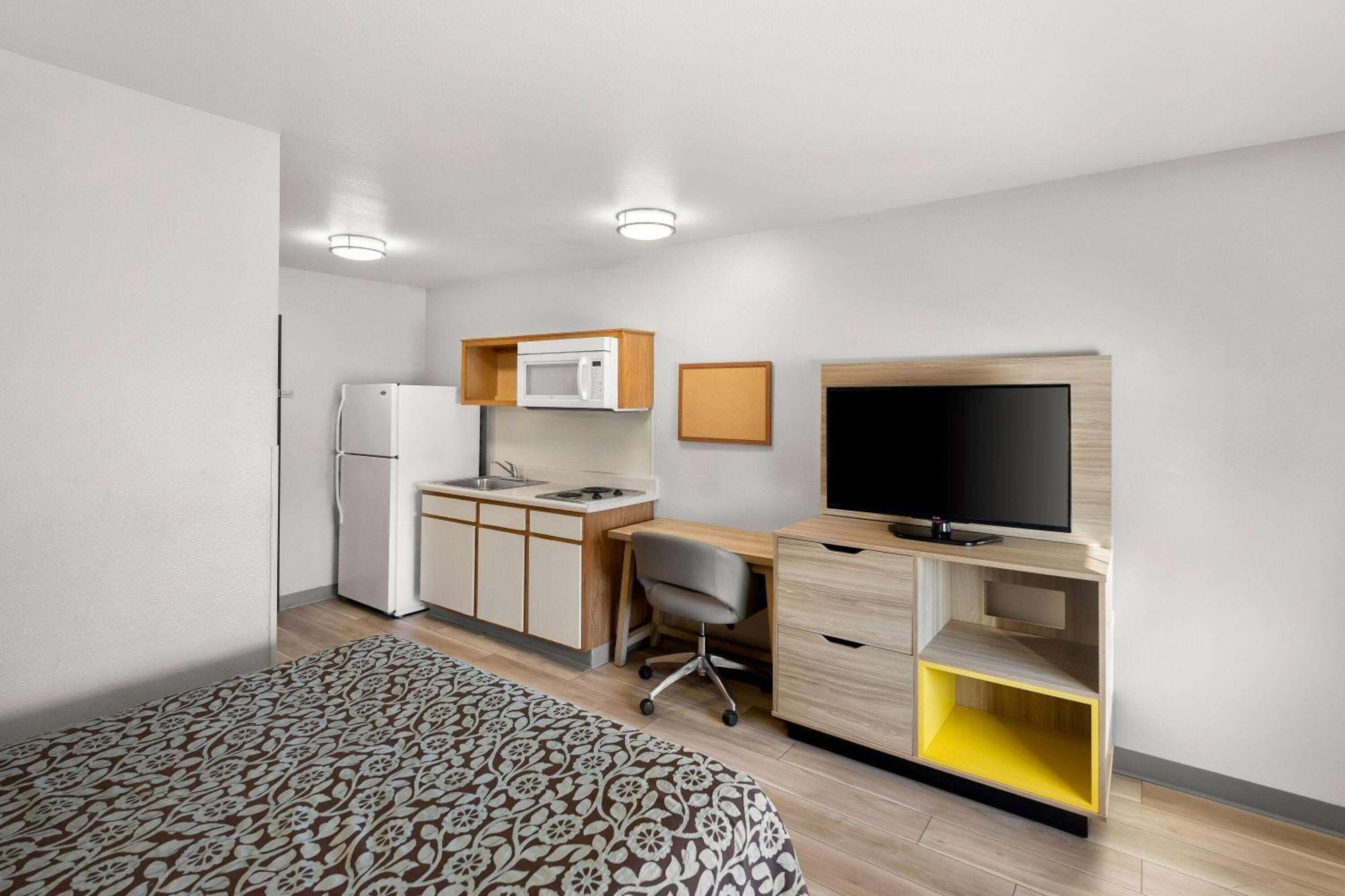 Days Inn & Suites By Wyndham Rochester South Екстериор снимка