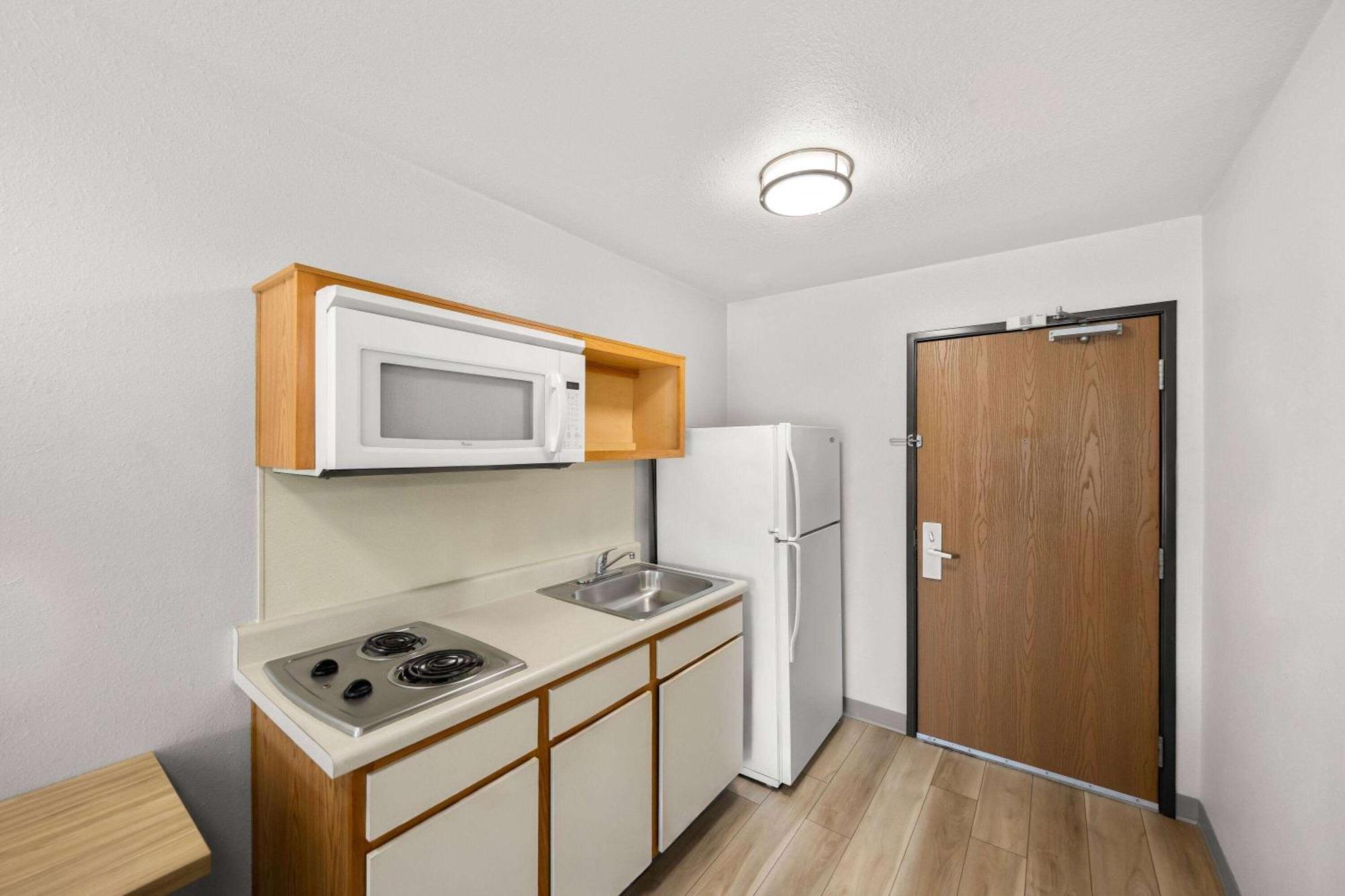 Days Inn & Suites By Wyndham Rochester South Екстериор снимка