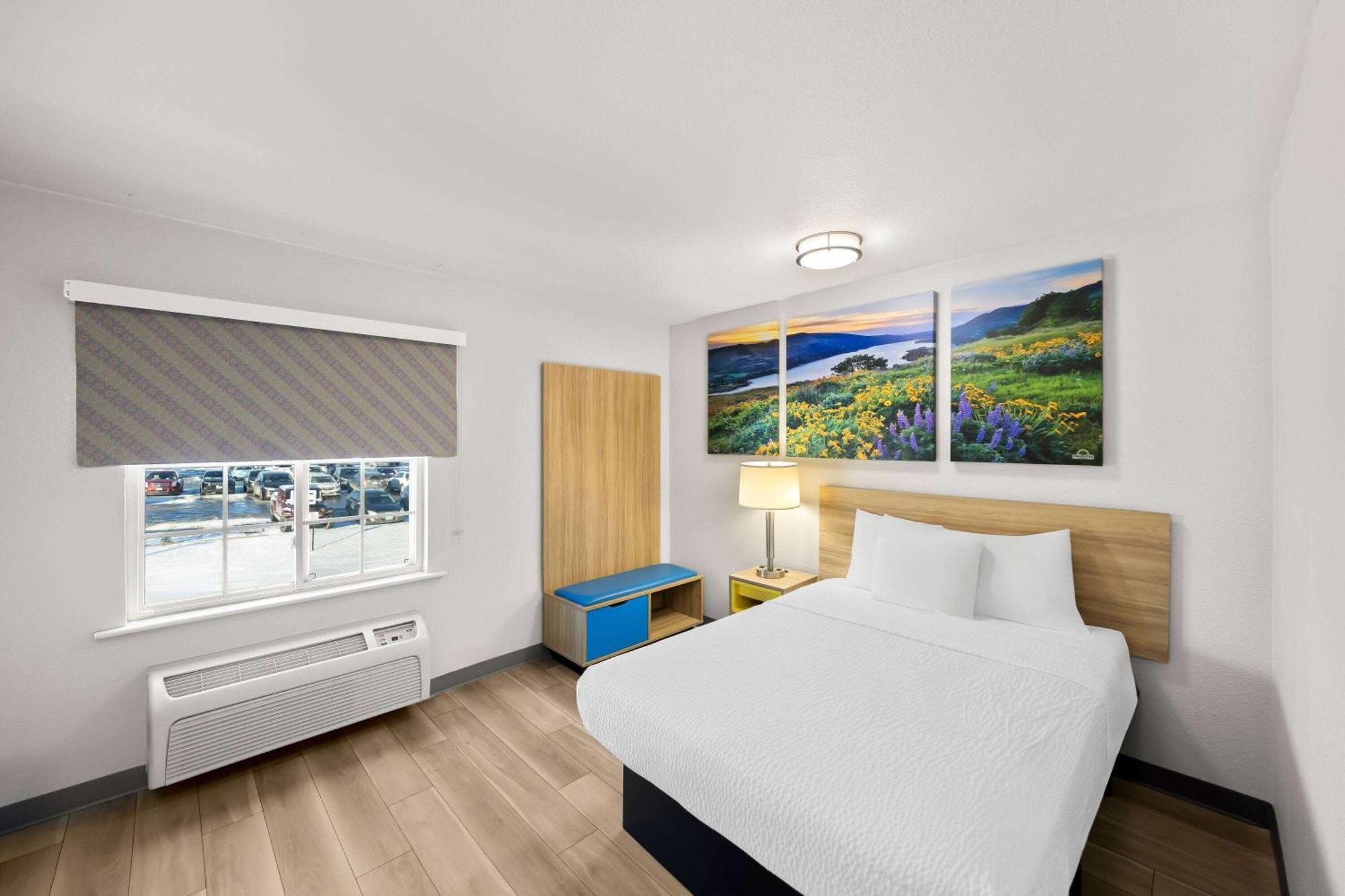 Days Inn & Suites By Wyndham Rochester South Екстериор снимка