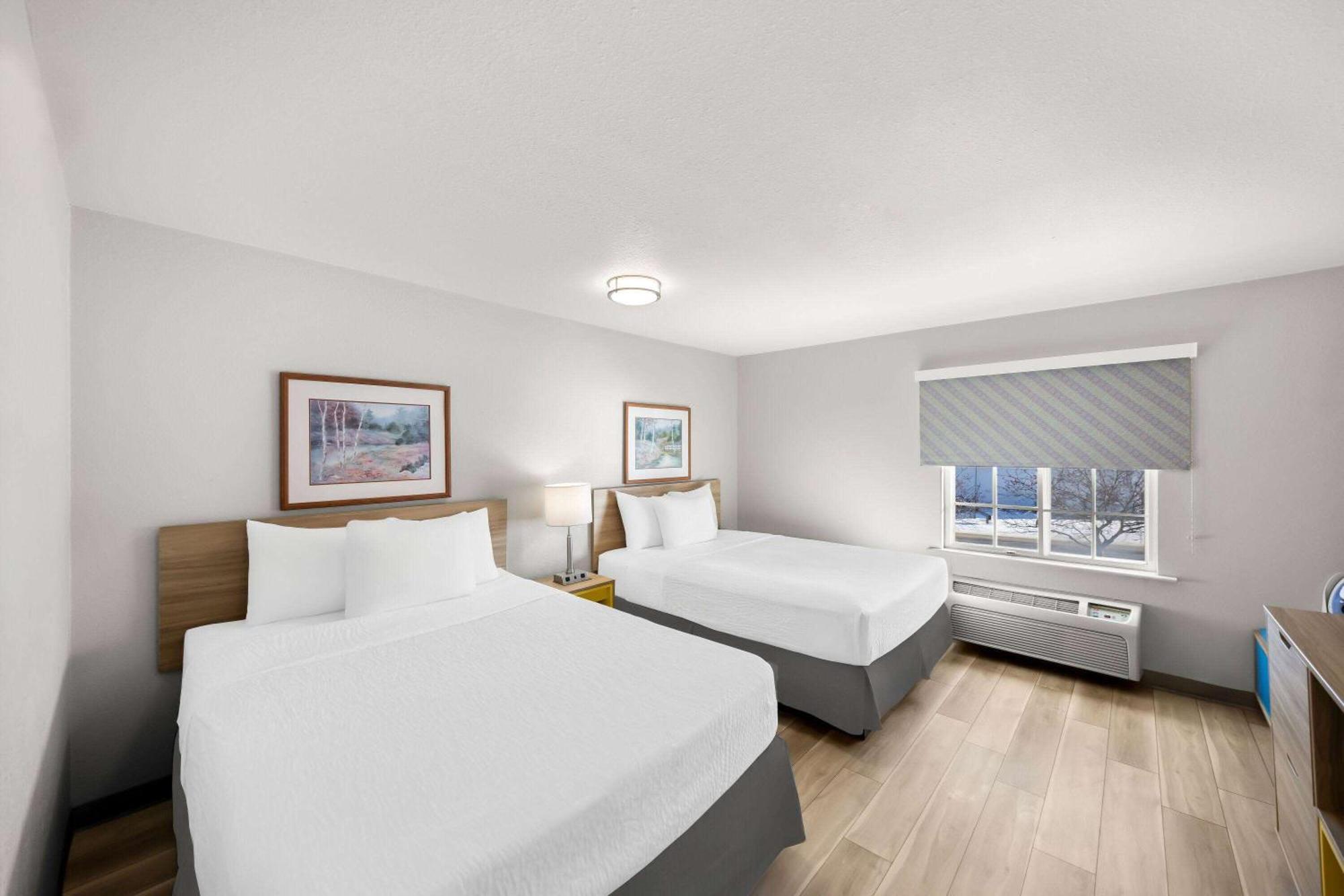 Days Inn & Suites By Wyndham Rochester South Екстериор снимка