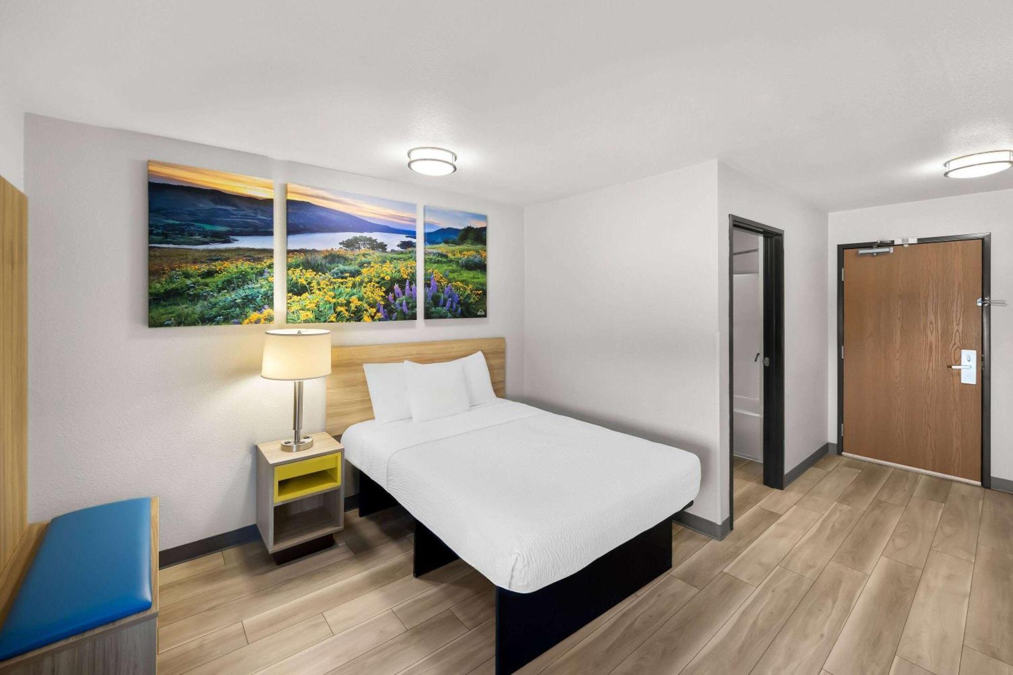Days Inn & Suites By Wyndham Rochester South Екстериор снимка