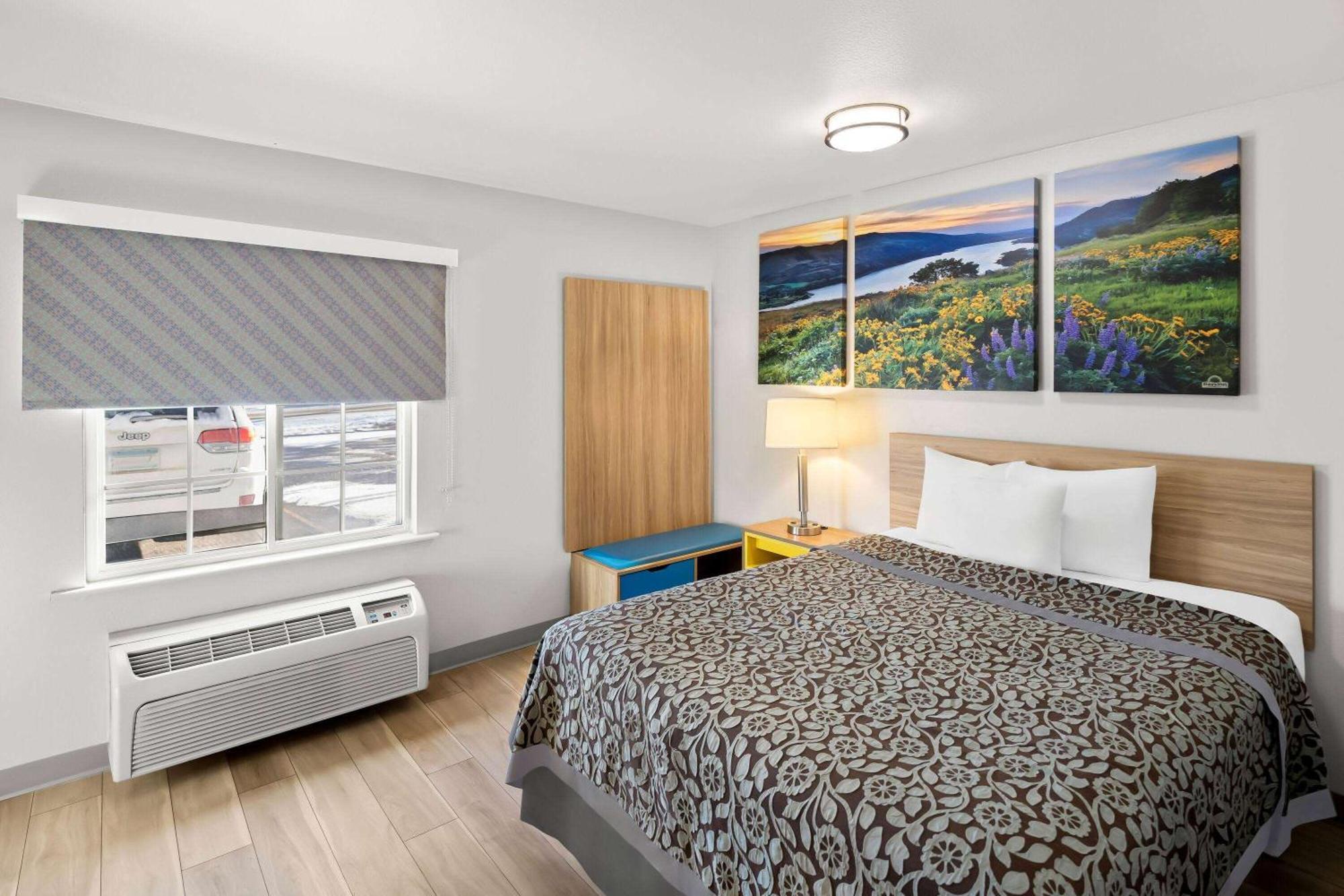 Days Inn & Suites By Wyndham Rochester South Екстериор снимка