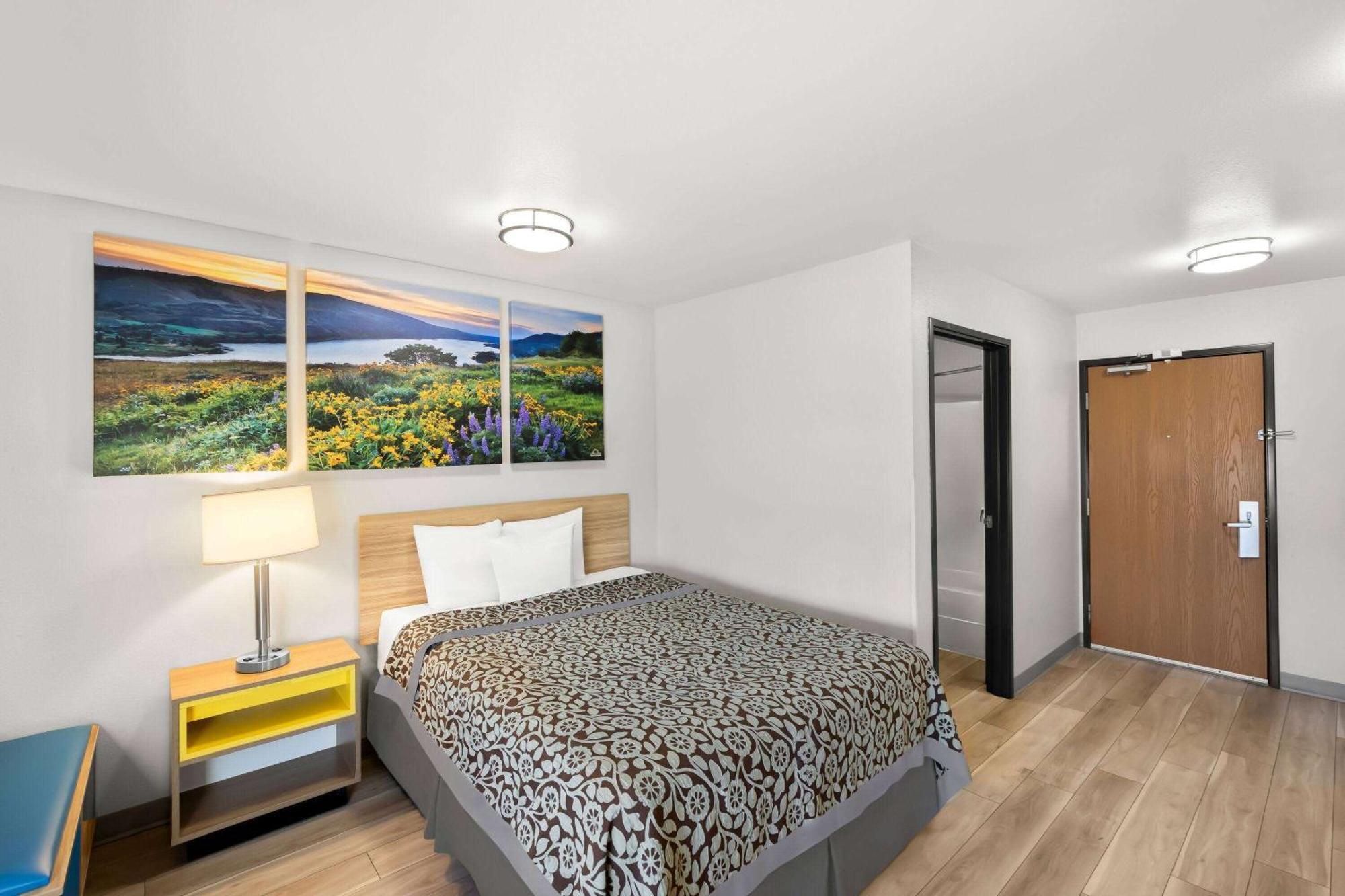 Days Inn & Suites By Wyndham Rochester South Екстериор снимка