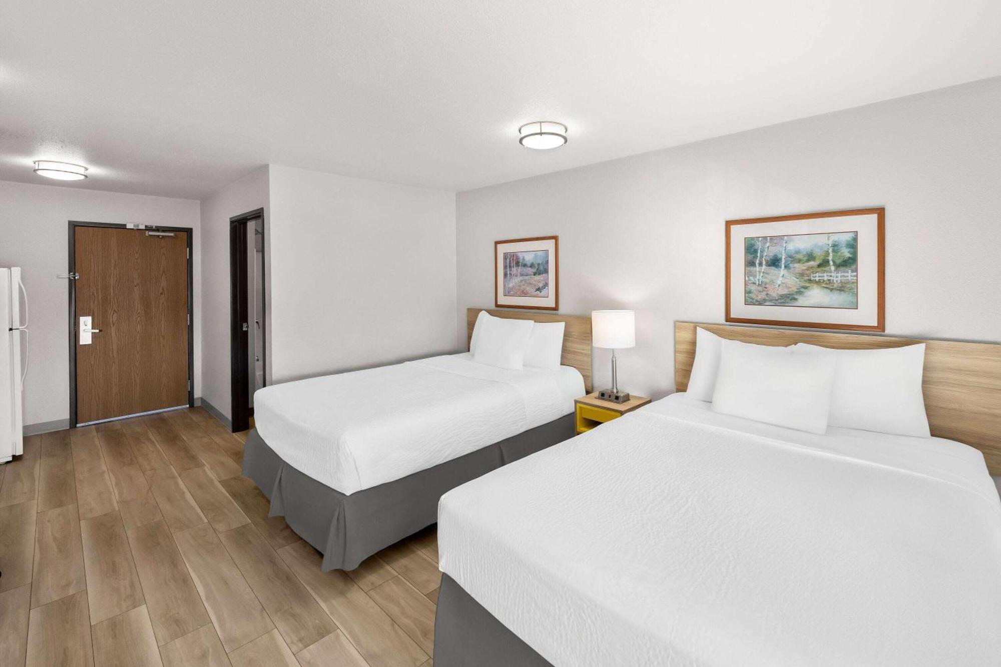 Days Inn & Suites By Wyndham Rochester South Екстериор снимка