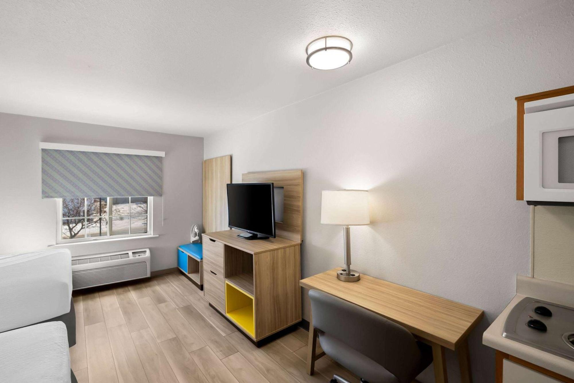 Days Inn & Suites By Wyndham Rochester South Екстериор снимка
