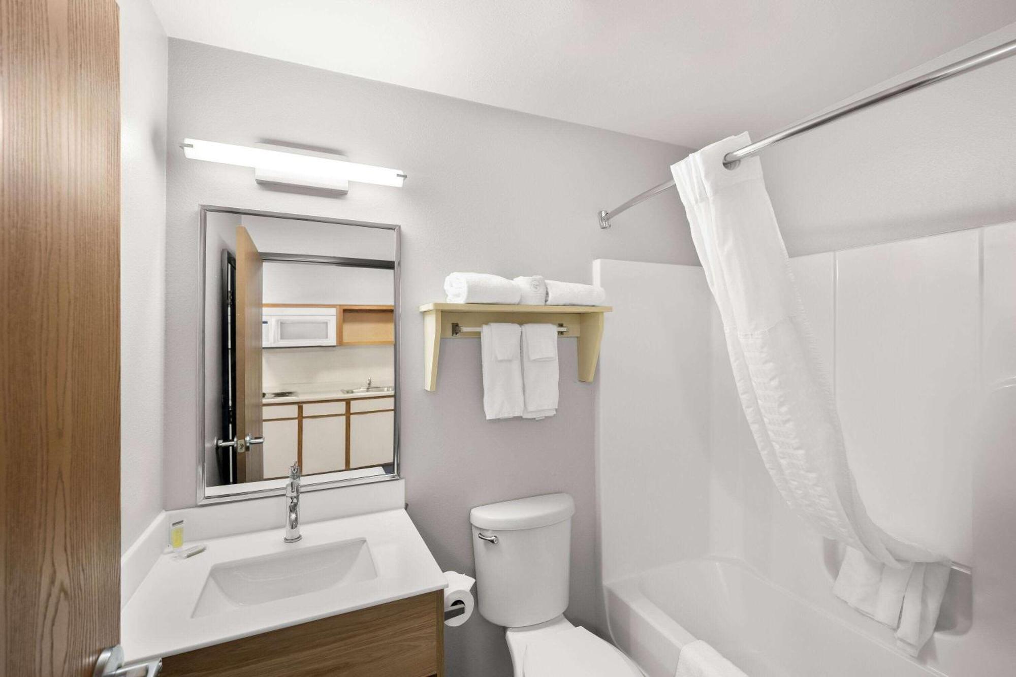 Days Inn & Suites By Wyndham Rochester South Екстериор снимка