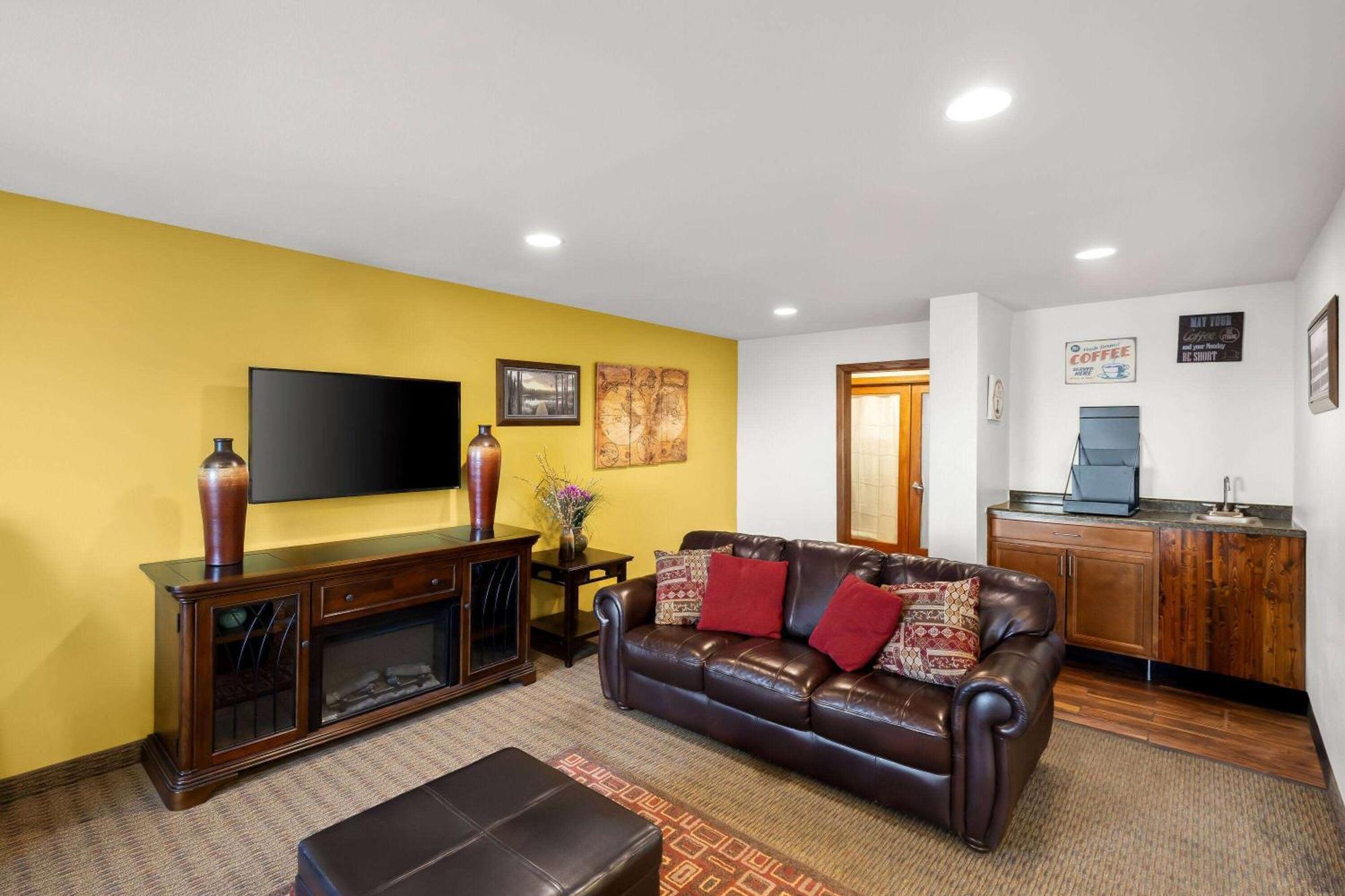 Days Inn & Suites By Wyndham Rochester South Екстериор снимка