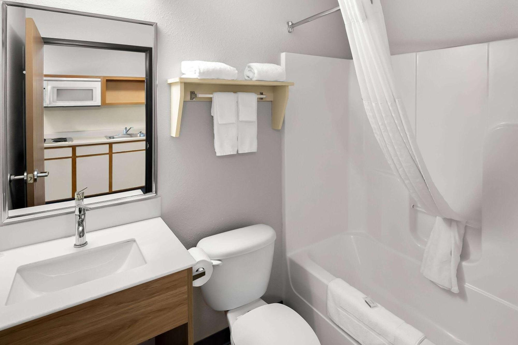 Days Inn & Suites By Wyndham Rochester South Екстериор снимка