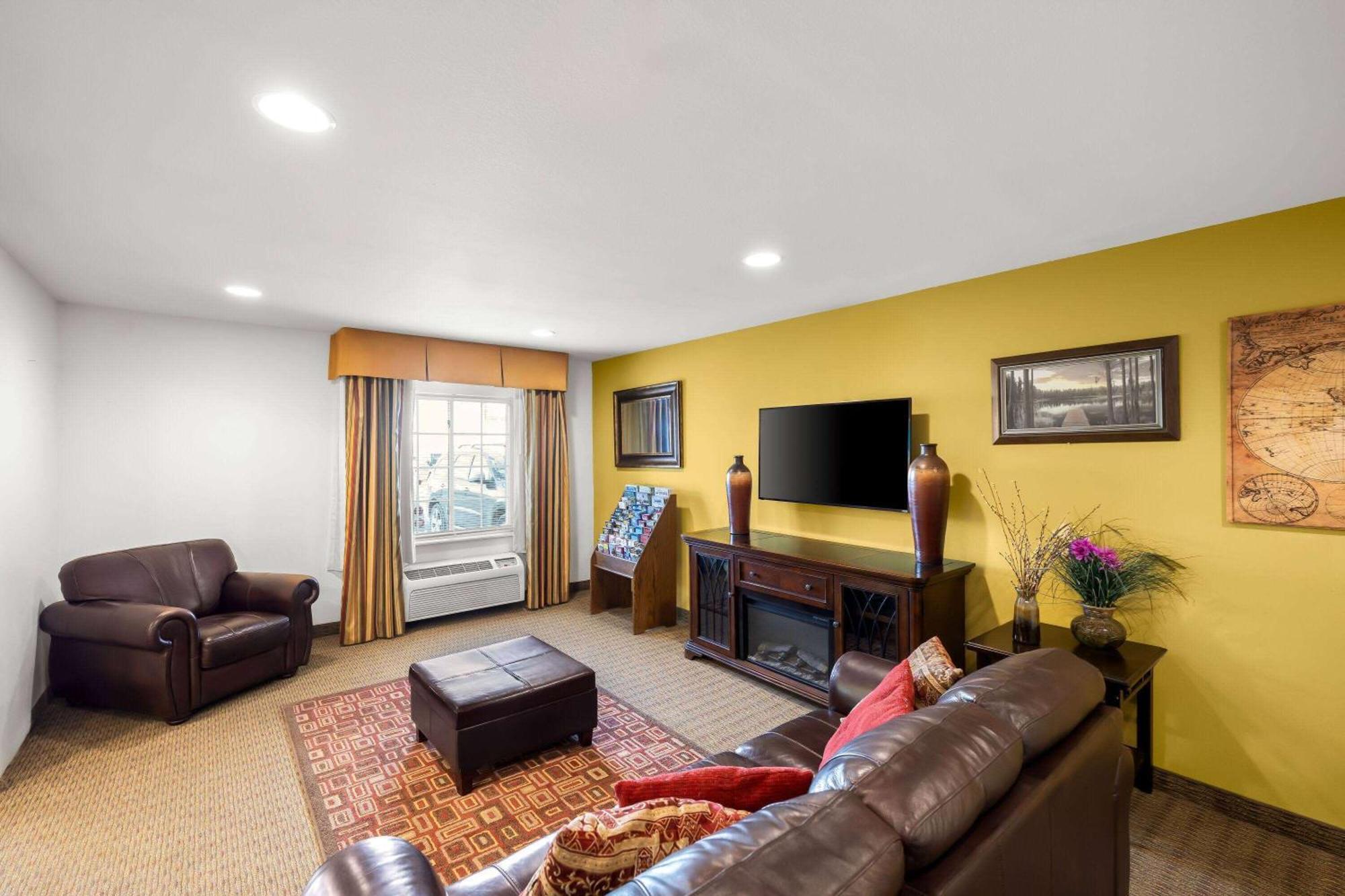 Days Inn & Suites By Wyndham Rochester South Екстериор снимка