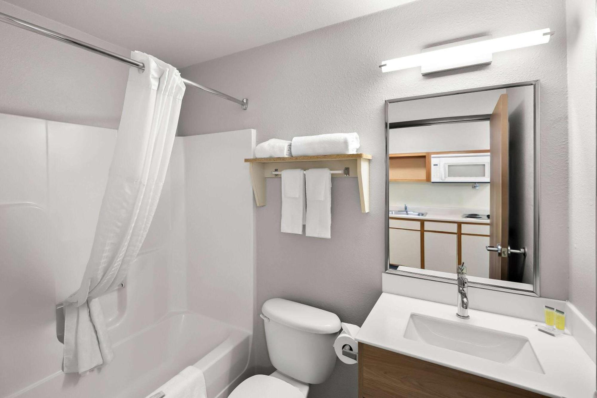 Days Inn & Suites By Wyndham Rochester South Екстериор снимка