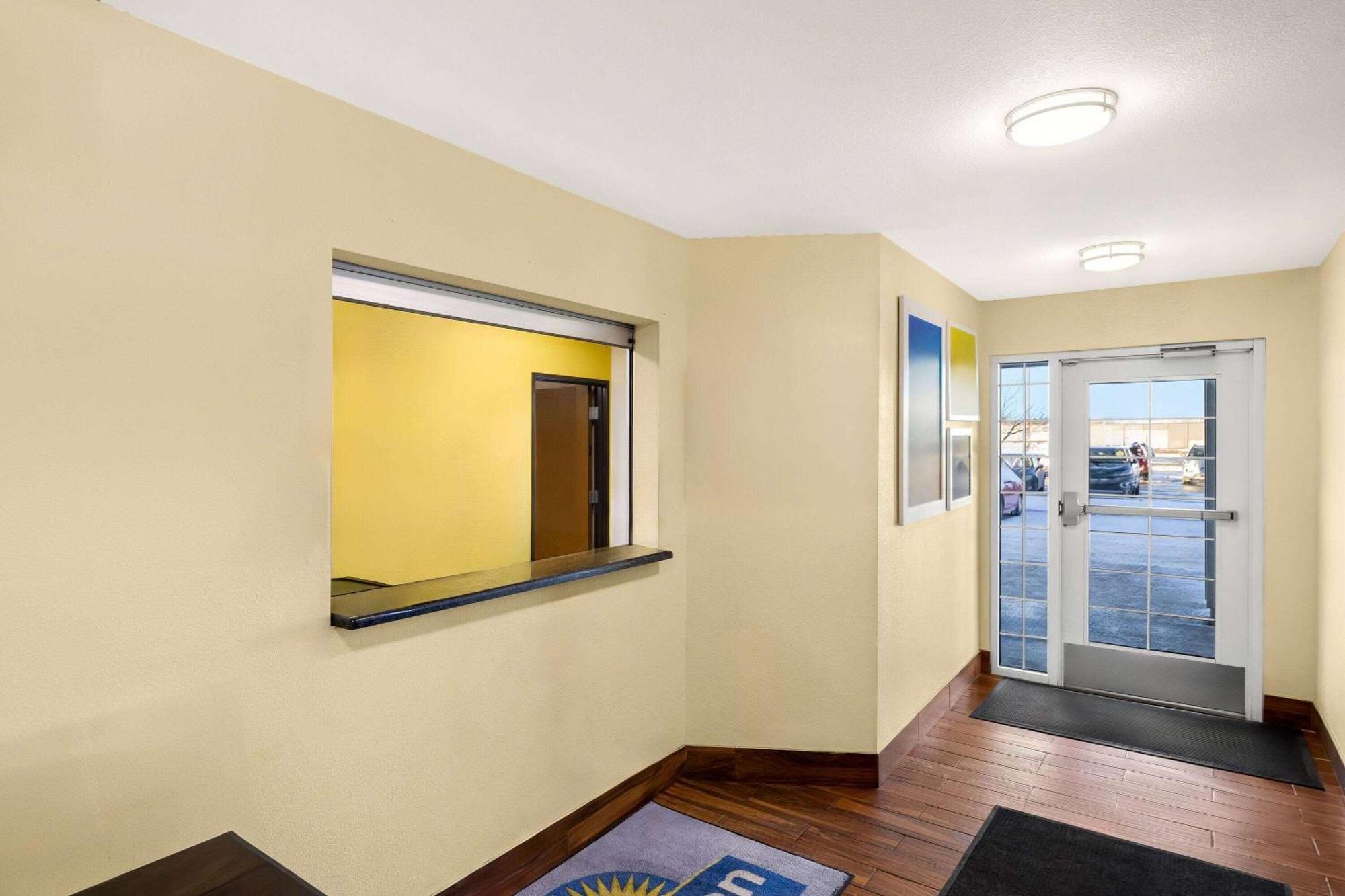 Days Inn & Suites By Wyndham Rochester South Екстериор снимка