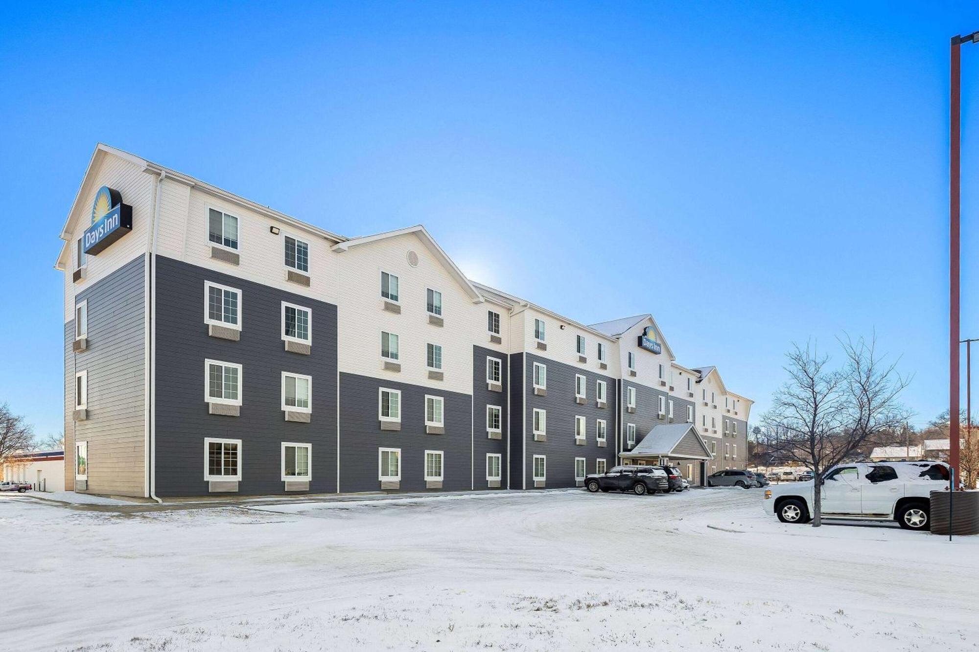 Days Inn & Suites By Wyndham Rochester South Екстериор снимка