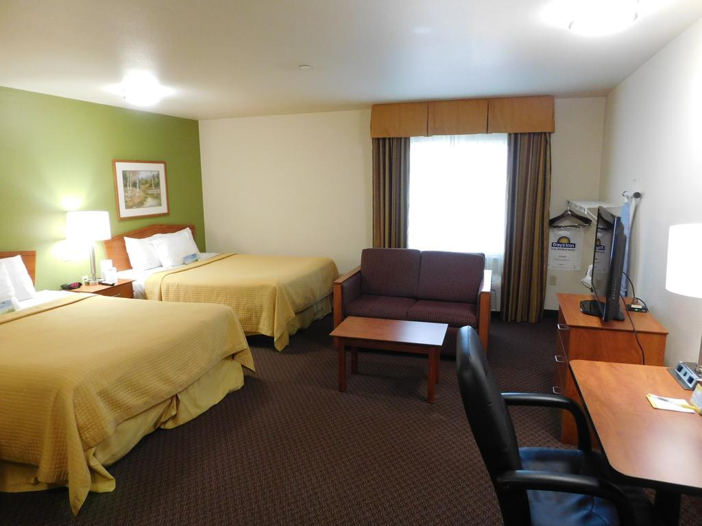 Days Inn & Suites By Wyndham Rochester South Екстериор снимка