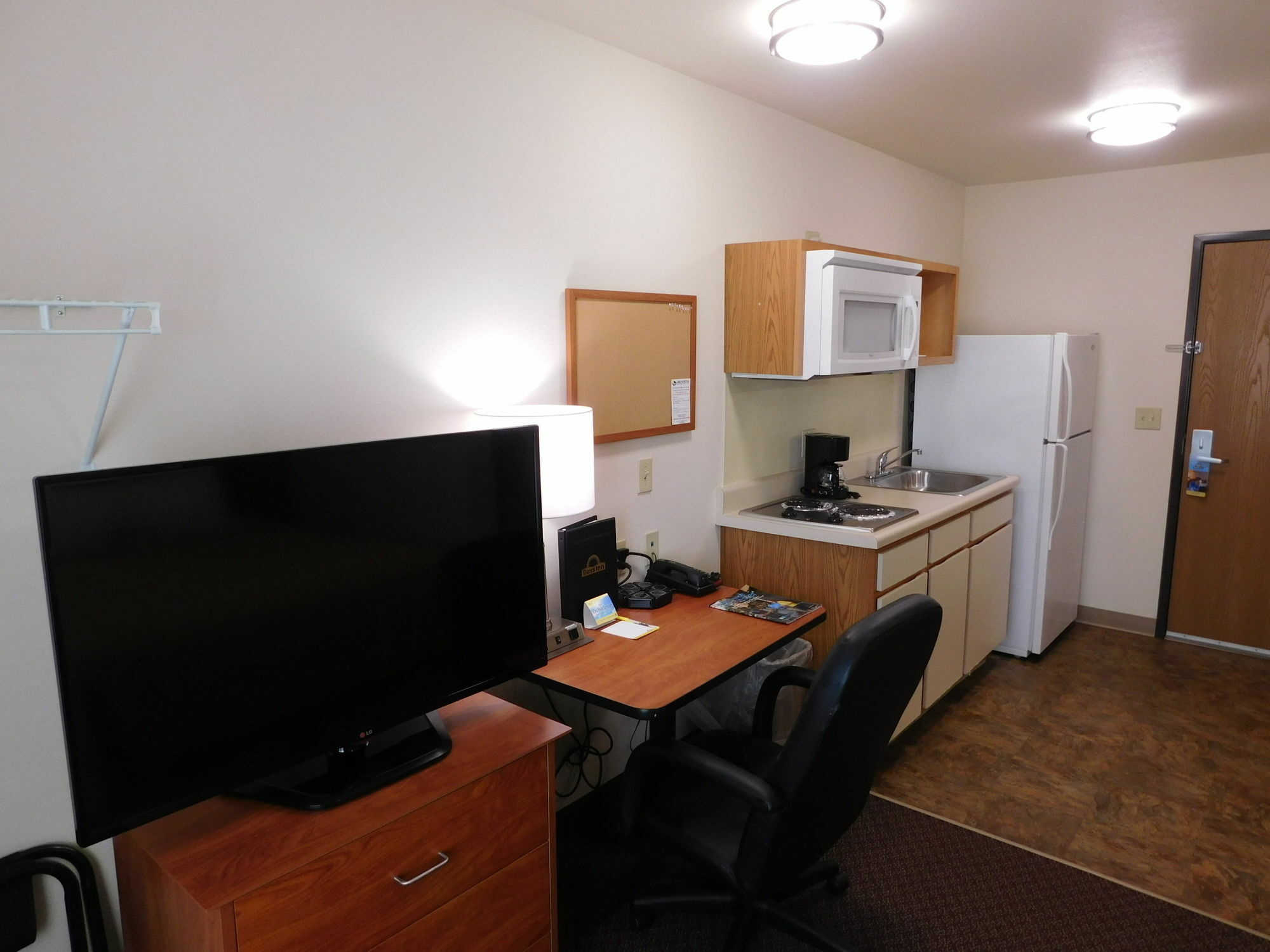 Days Inn & Suites By Wyndham Rochester South Екстериор снимка