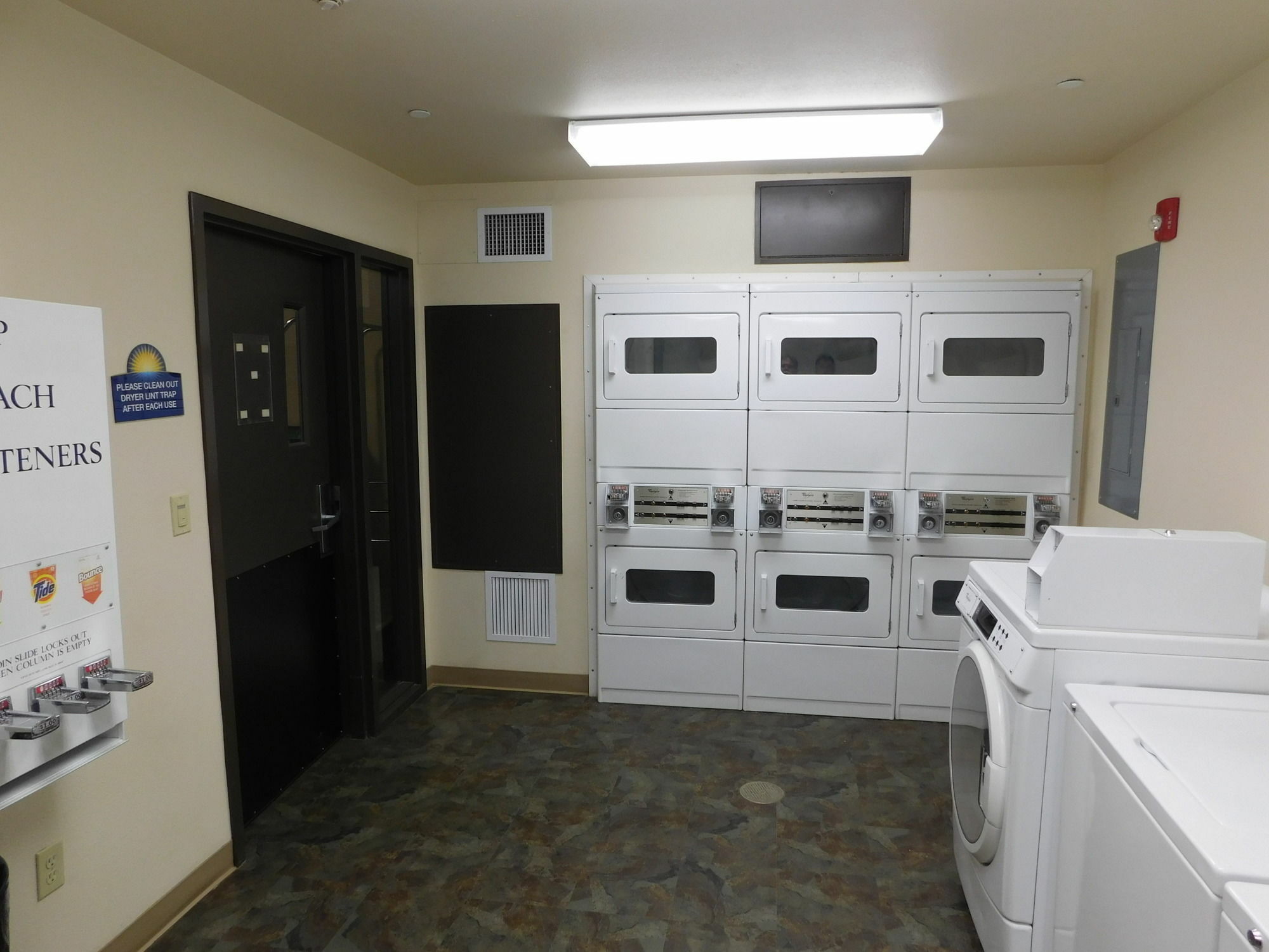 Days Inn & Suites By Wyndham Rochester South Екстериор снимка