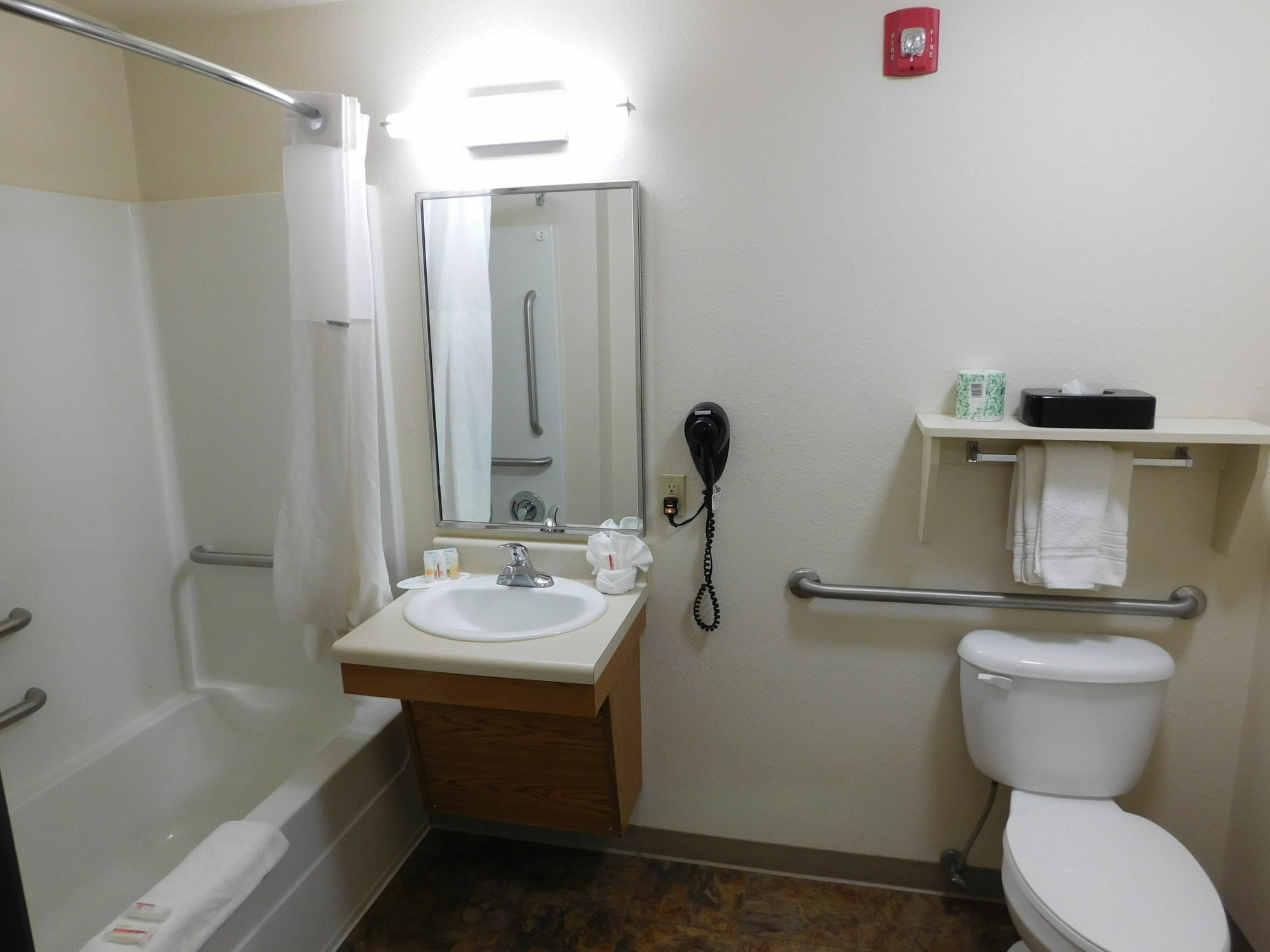 Days Inn & Suites By Wyndham Rochester South Екстериор снимка