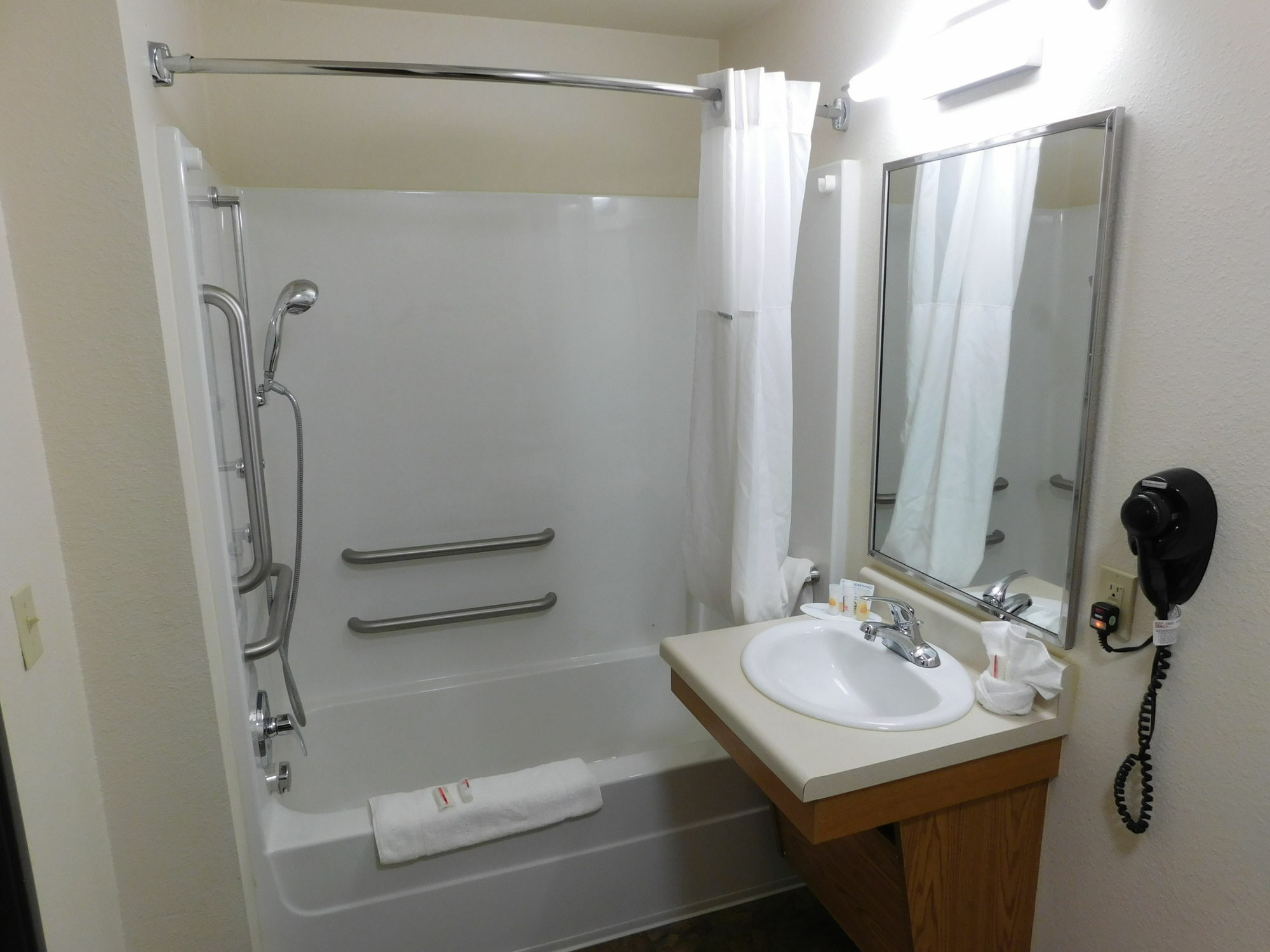 Days Inn & Suites By Wyndham Rochester South Екстериор снимка