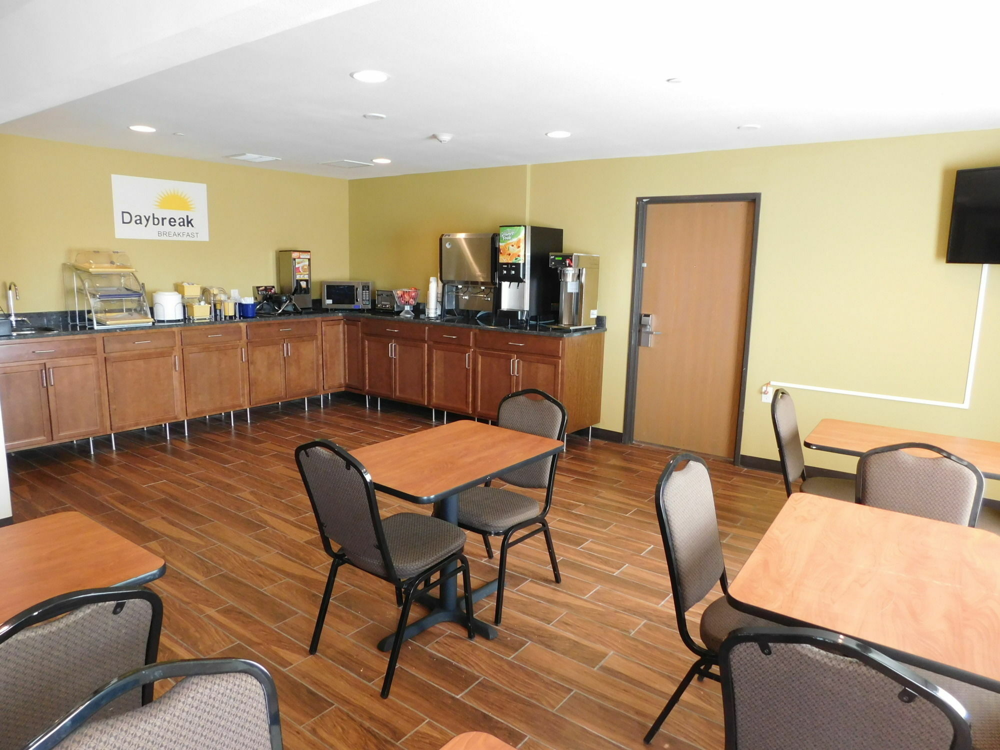 Days Inn & Suites By Wyndham Rochester South Екстериор снимка